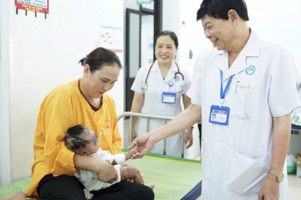 Bé gái bốn tháng tuổi mắc bệnh da hiếm gặp viêm phổi tái diễn