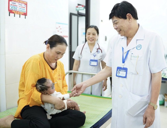 Bé gái bốn tháng tuổi mắc bệnh da hiếm gặp viêm phổi tái diễn