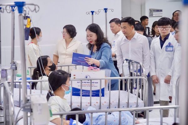 Phó chủ tịch nước Võ Thị Ánh Xuân thăm động viên bệnh nhi tại bệnh viện Nhi đồng một