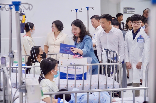 Phó chủ tịch nước Võ Thị Ánh Xuân thăm động viên bệnh nhi tại bệnh viện Nhi đồng một