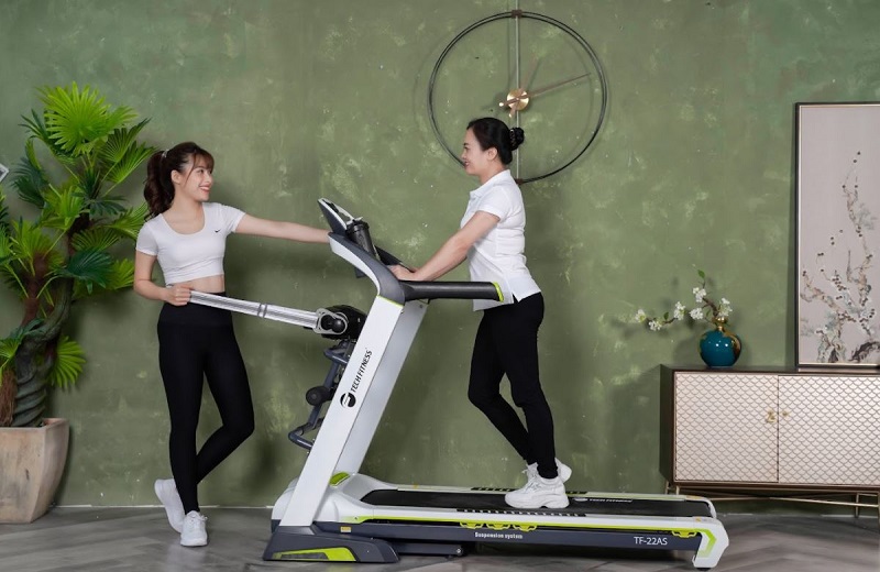 tập chạy bộ trên máy chạy