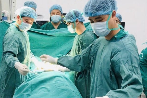 Bác sĩ bệnh viện Bạch Mai cơ sở Ninh Bình phẫu thuật cứu người bệnh liệt
