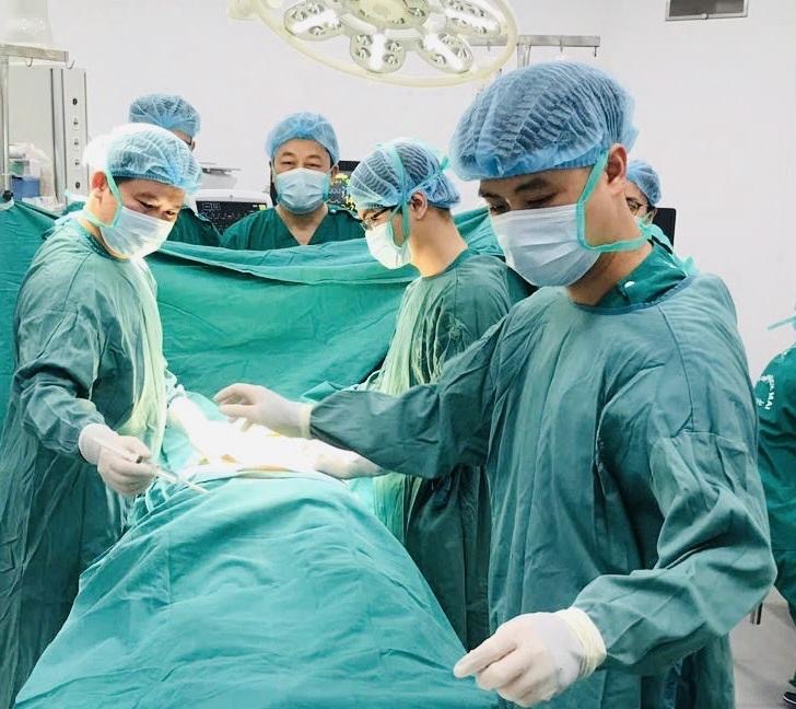 Bác sĩ bệnh viện Bạch Mai cơ sở Ninh Bình phẫu thuật cứu người bệnh liệt