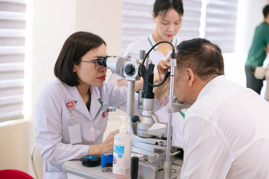 Bảy mươi phần trăm người mù lòa do đục thủy tinh thể