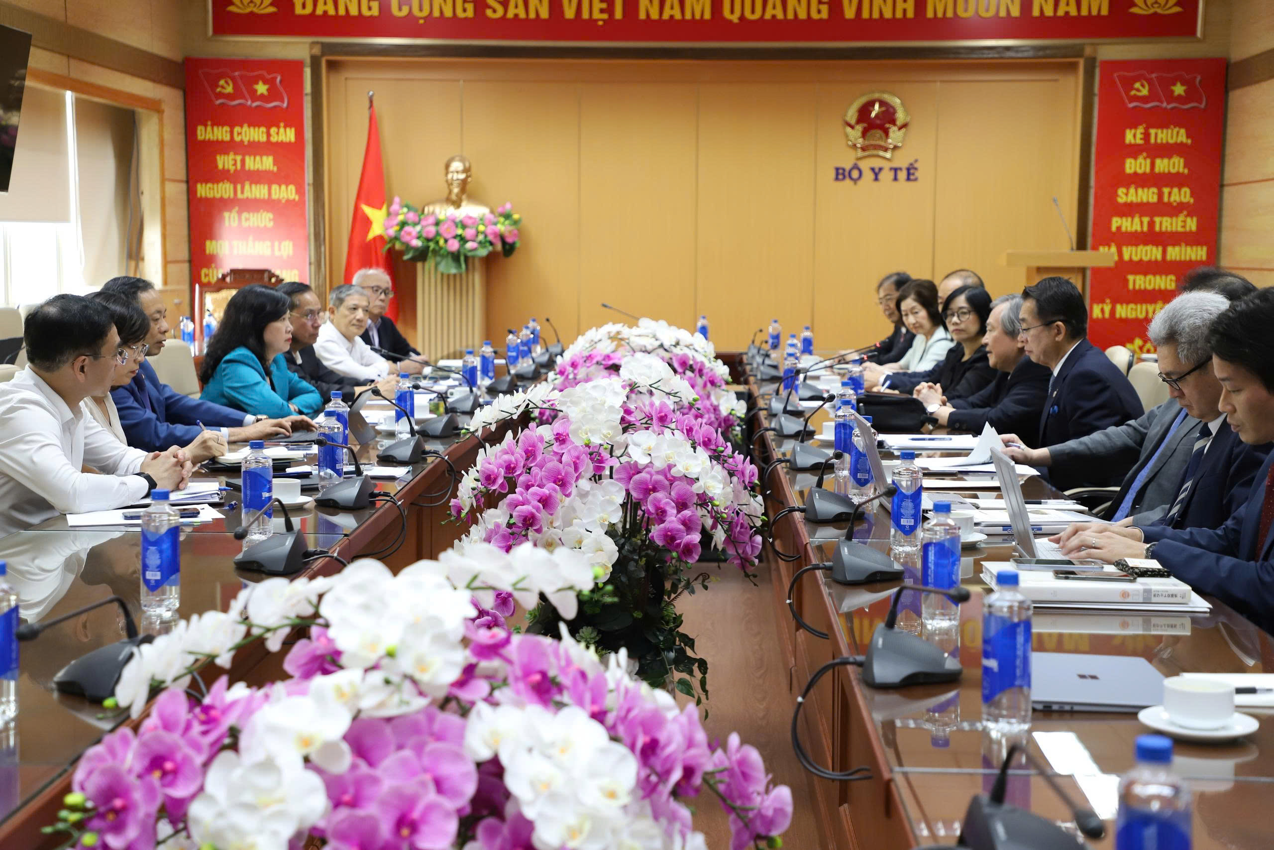 Bộ trưởng Đào Hồng Lan tiếp Chủ tịch Trường Đại học Quốc tế Y tế Phúc lợi Nhật Bản