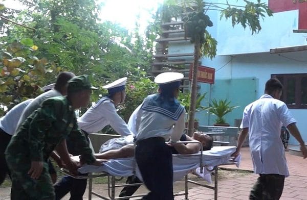 Cấp cứu kịp thời ngư dân bị đứt chân phải rơi xuống biển