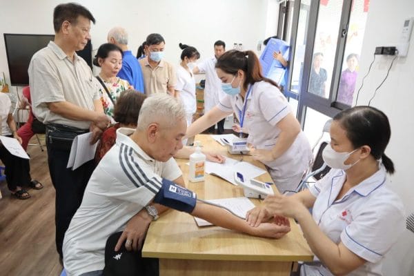 Người Cao Tuổi Người Khuyết Tật Phấn Khởi Đi Khám Sức Khỏe Miễn Phí