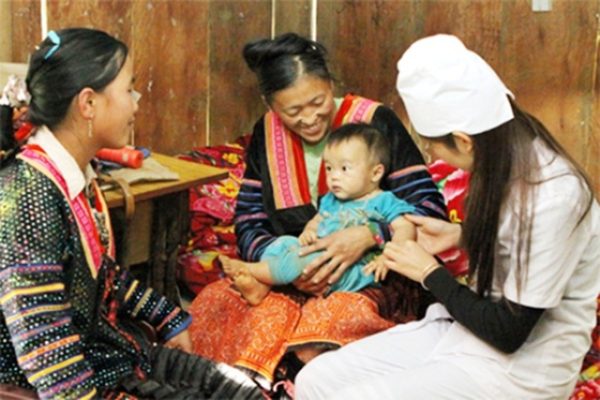 Nhân viên y tế cô đỡ thôn bản được hỗ trợ gần một triệu tám trăm ngàn đồng mỗi tháng