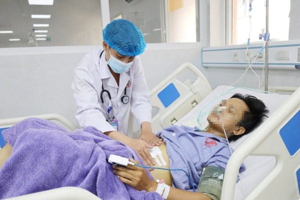công an và bác sĩ phối hợp thần tốc cứu người đàn ông thủng tạng nguy kịch