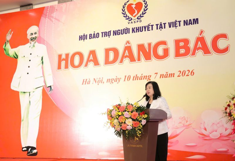 Chương trình hoa dâng bác vinh danh trẻ mồ côi có thành tích học tập xuất sắc