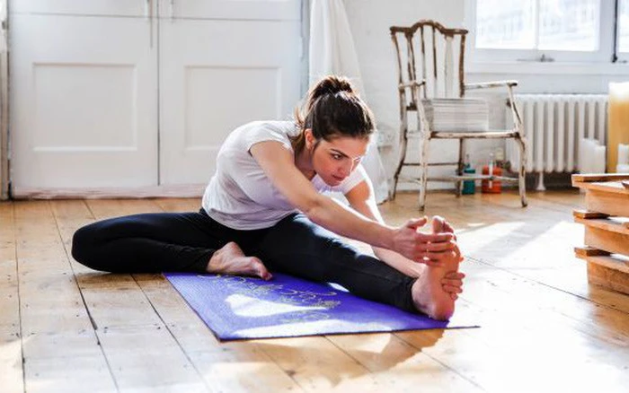 Bài tập khởi động làm nóng cơ thể trước khi tập gym 6 Ép cơ đùi