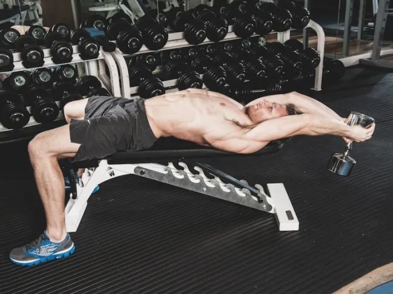 Hướng dẫn thực hiện bài tập vớt tạ củng cố bắp tay sau