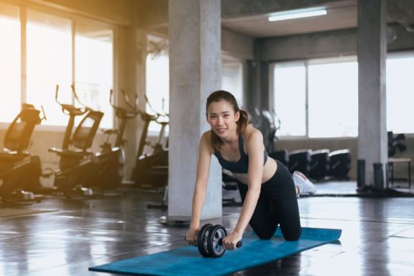 Các bài tập bụng với con lăn tập bụng hiệu quả